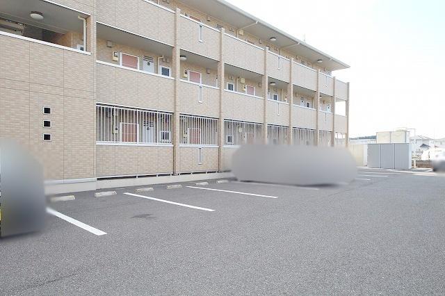 ルミエール（106） 駐車場