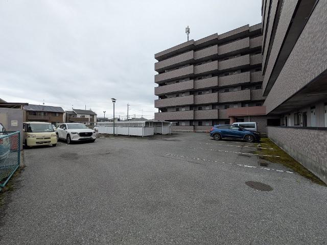 フォリア西川田（505） 駐車場