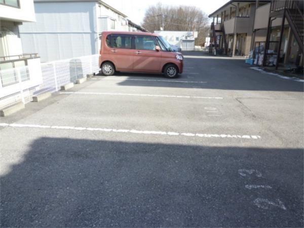 ヒューゲルヴェーク B（207） 駐車場