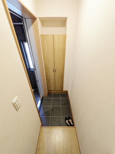 アウトリメッサ駒生（102） 玄関