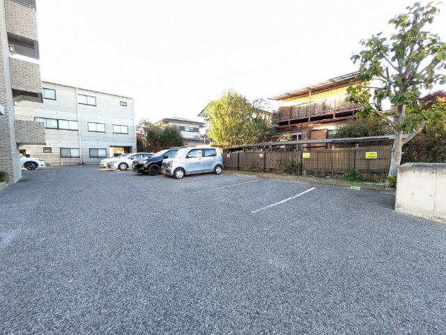 ark’s（304） 駐車場