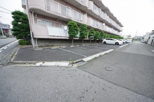 モア・グランドリーMY A（205） 駐車場