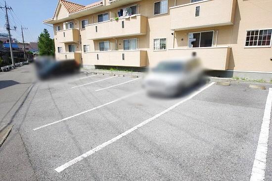 ペティーナ B棟（202） 駐車場