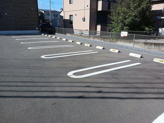 グランデ　パシエ（105） 駐車場