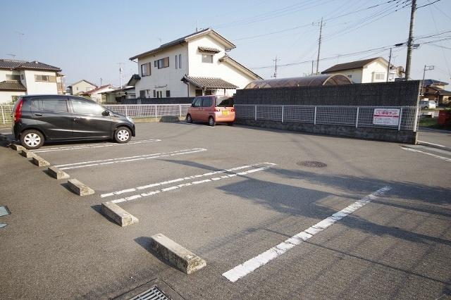 メゾンシャルマン（202） 駐車場