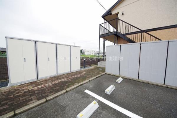 イノセントワールド 弐番館（102） 駐車場