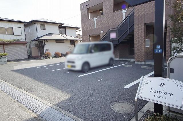 ルミエール 駐車場