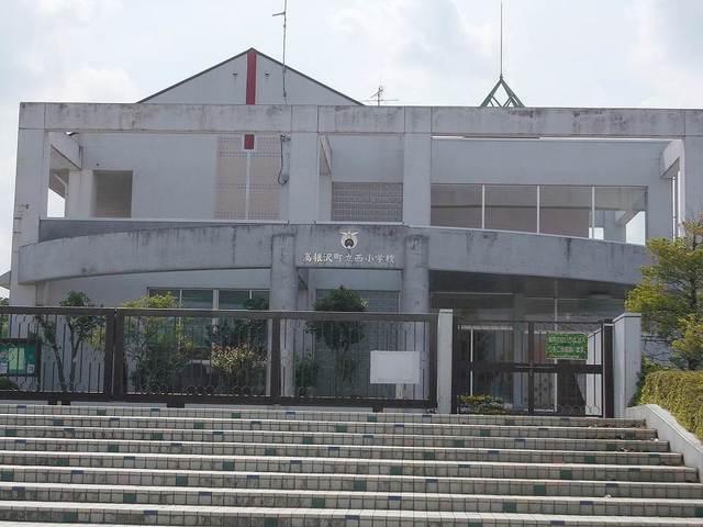 西小学校：810m