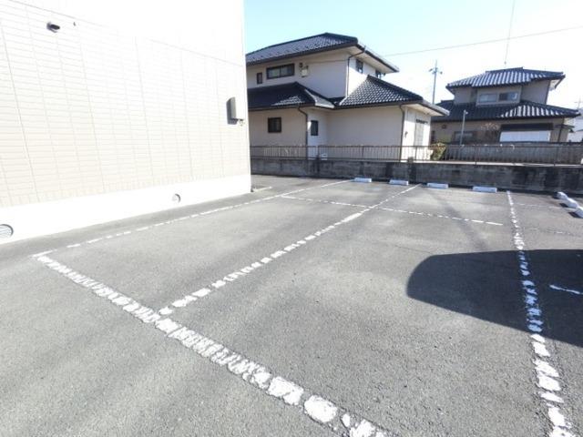 ユニヴェール（301） 駐車場