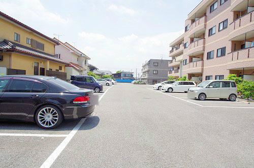 フィールド華美月（107） 駐車場
