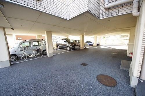 アルファレジデンス今泉（202） 駐車場