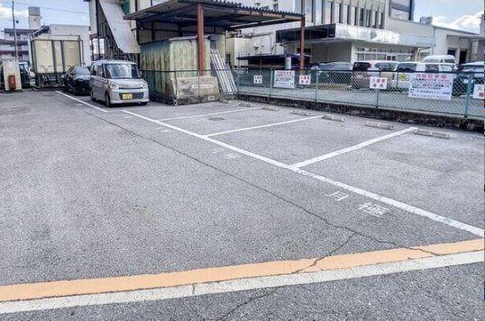QuattroSelene（302） 駐車場