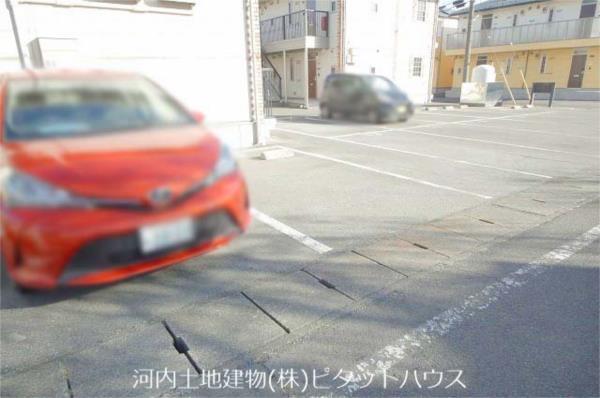 Y2ツルタ・パナハイツ 駐車場