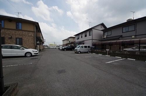ディアクレスト B 駐車場