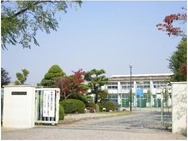 岡崎市立六名小学校：129m