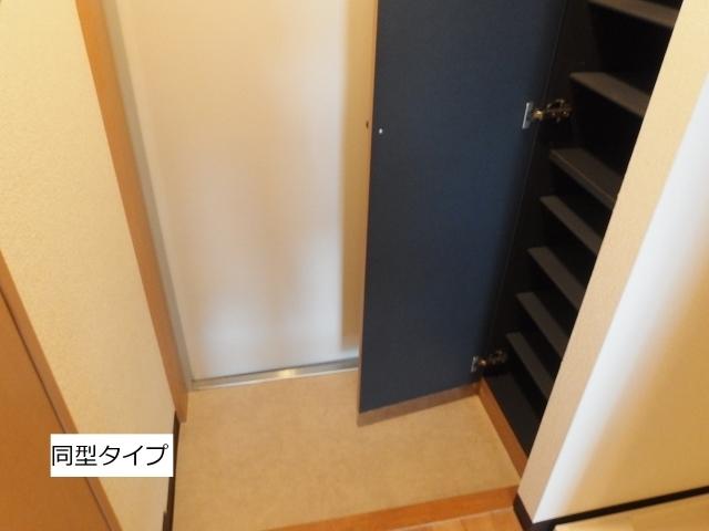ＰＯＧＧＩＯ　ＡＬ　ＳＯＬＥ　ＴＲＥ（102） 玄関