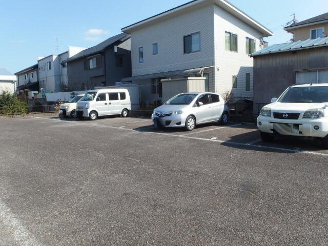グランパス日名（B202） 駐車場