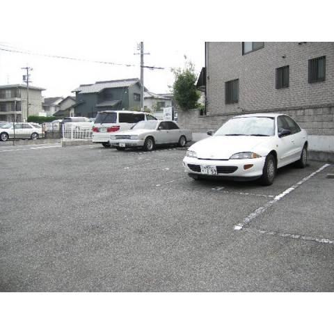SurplusOne曙（205） 駐車場