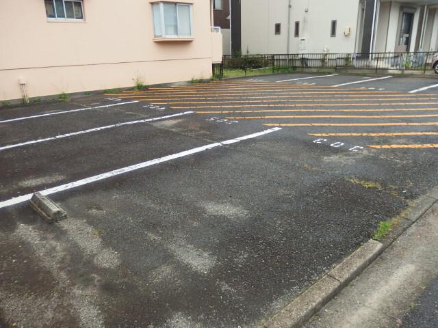 リバーサイド八番館（401） 駐車場