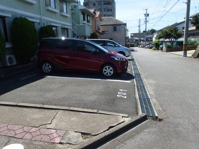 ジュネス若松（203） 駐車場