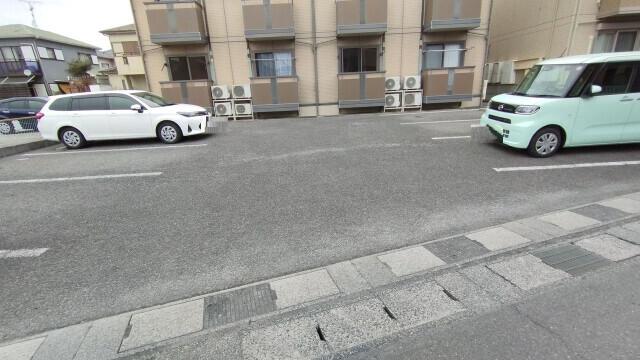 オワゾーモンターニュ（105） 駐車場