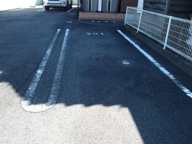 アヴニールＹＯＵⅢ（202） 駐車場