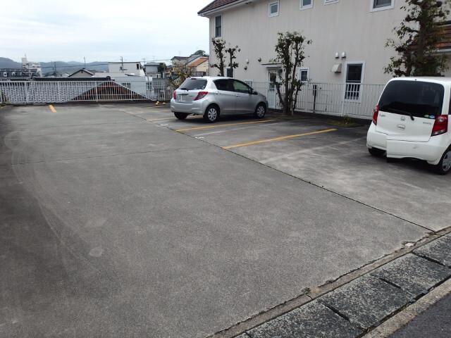 ステープル六供（502） 駐車場