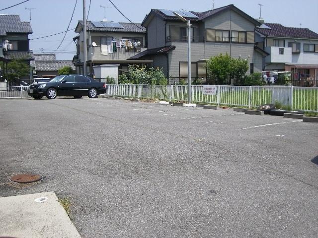 ハウスエイト（2-C） 駐車場