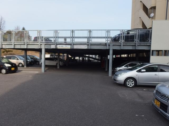 グランデュール（406） 駐車場
