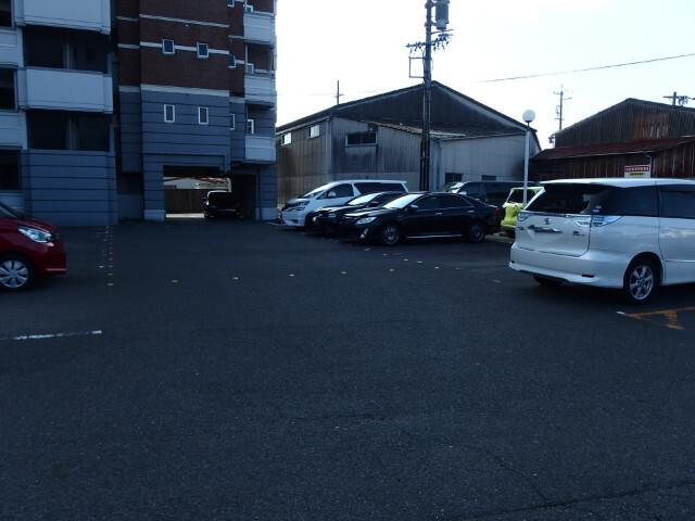 コメルスＶ（103） 駐車場