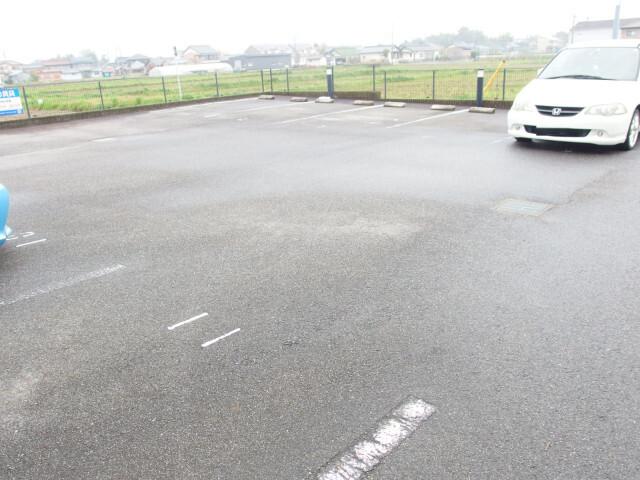 アンプルール リーブル 彩美（104） 駐車場