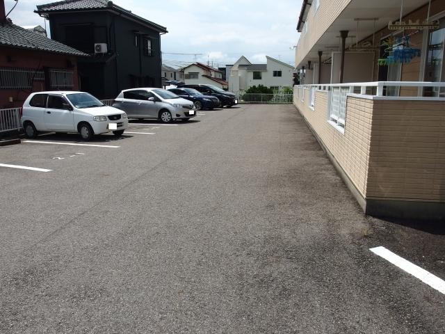ファミール高畑（202） 駐車場