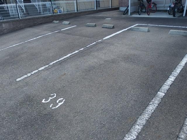 グランチェスタＢ（302） 駐車場