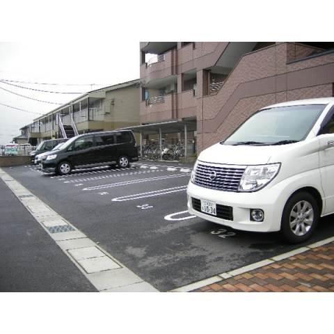 グランチェスタＢ（302） 駐車場