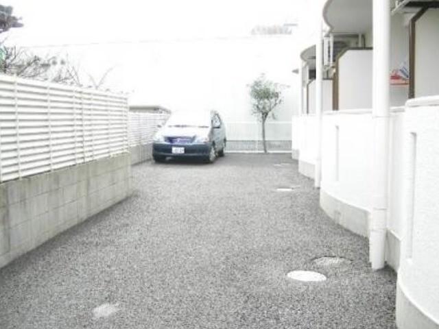 エバーグリーン明大寺（202） 駐車場