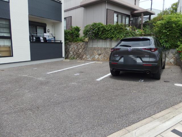 ピネータ（102） 駐車場