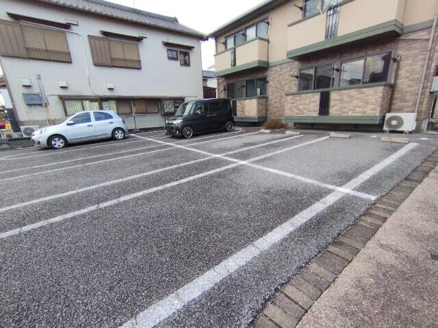 プルート（102） 駐車場