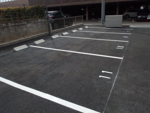 ドッグパウズ戸崎（302） 駐車場