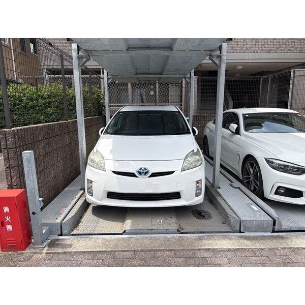 モアグレース竜美台（303） 駐車場