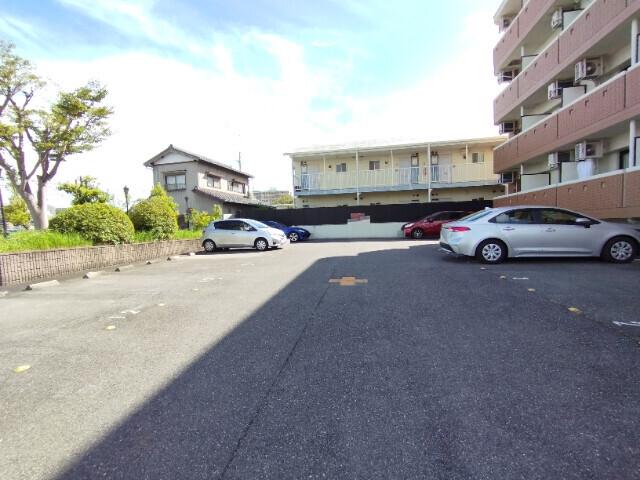 ノベルティGX（102） 駐車場