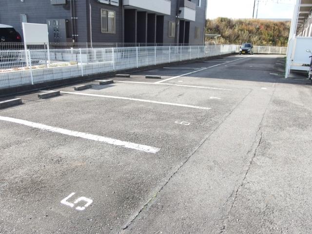 コンフォール北野（107） 駐車場