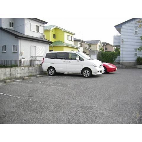 グランデュール柱（2E） 駐車場