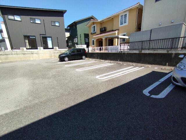 ミルト（102） 駐車場