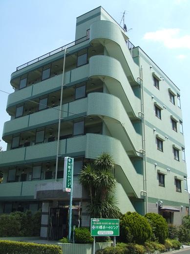 グリーンの綺麗な外観