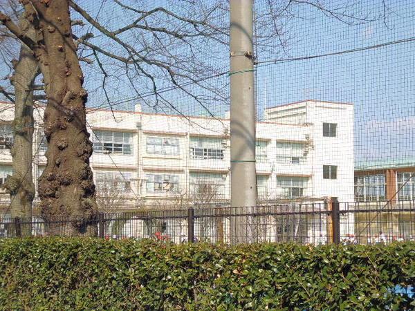 練馬区立大泉第三小学校：758m