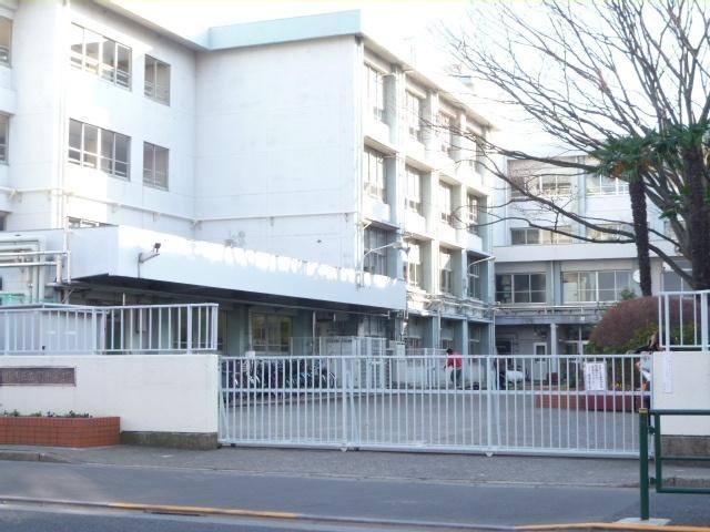練馬区立関中学校：917m