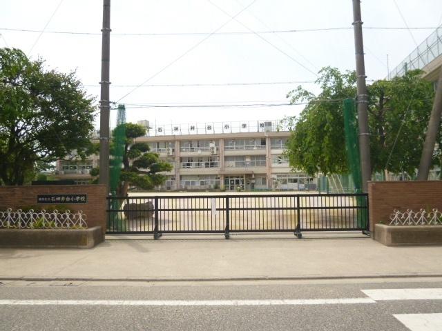 練馬区立石神井台小学校：298m