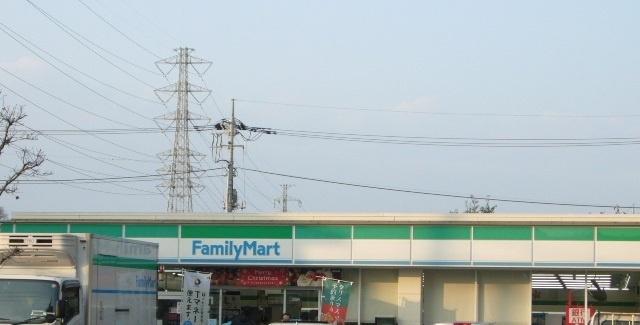 ファミリーマート石神井台二丁目店：483m