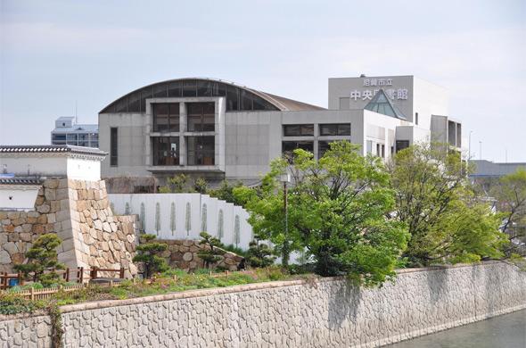 尼崎市立中央図書館：1112m