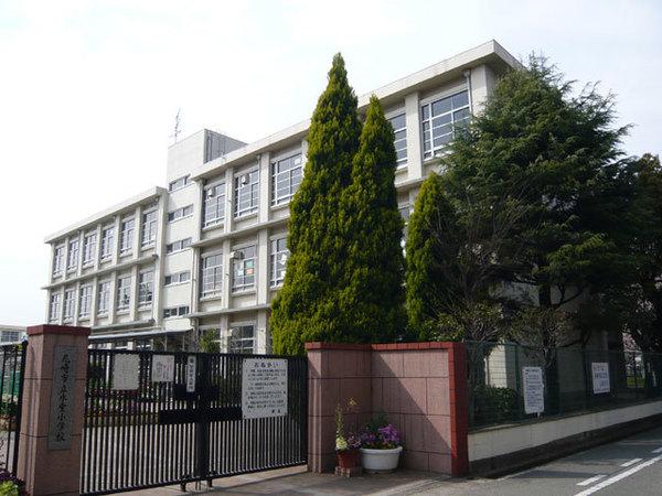 尼崎市立水堂小学校：617m